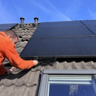 Aanbrengen vogelwering rondom zonnepanelen installatie Noord Scharwoude September 2022