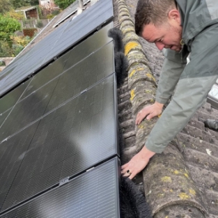 Plaatsen zonnepanelen inclusief aanbrengen vogelwering woning Heerhugowaard Oktober 2022