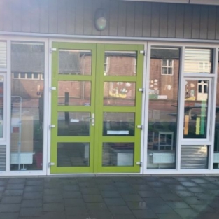 Reinigen boeidelen en kozijnen schoolgebouw Heerhugowaard April 2020