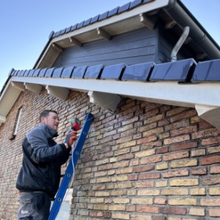 Reinigen boeidelen, houten tussen schotjes en dakopbouw woning Velsen-Zuid Maart 2022