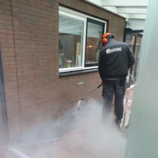 Verwijderen witte uitslag gevel en impregneren gevel woning obdam November 2020