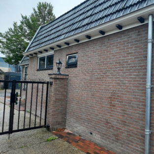 Verwijderen witte uitslag gevel en impregneren gevel woning obdam November 2020