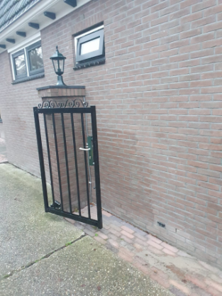 Verwijderen witte uitslag buitenmuur woning in Heerhugowaard Oktober 2020