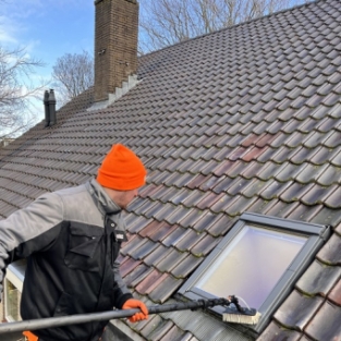 Reinigen houtwerk buitenom, kozijnen, glasbewassing & dakgootranden School Limmen Februari 2022