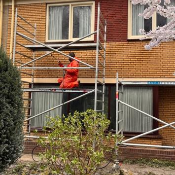 Uithakken, zandstralen en plaatsen voegwerk gevel woning Bergermeer Alkmaar Maart 2024