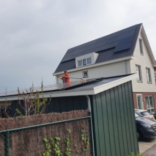 Zonnepanelen reiniging voor bewoners complete nieuwbouw straat Assendelft Juni 2020