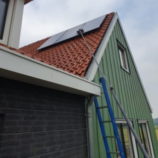 Zonnepanelen reiniging voor bewoners complete nieuwbouw straat Assendelft Juni 2020