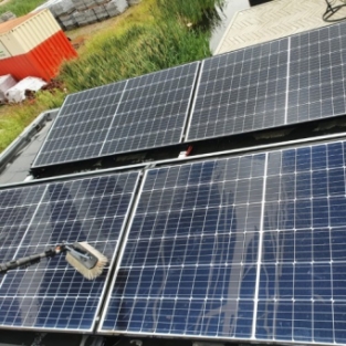 Zonnepanelen reiniging voor bewoners complete nieuwbouw straat Assendelft Juni 2020