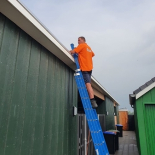 Zonnepanelen reiniging voor bewoners complete nieuwbouw straat Assendelft Juni 2020