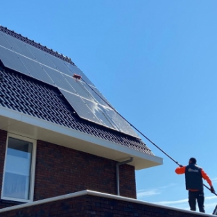 Kunststof- en zonnepanelen reiniging rondom gehele woning Bergen aan Zee April 2021