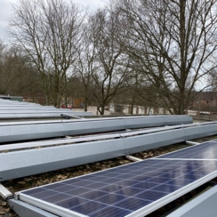 Schoonmaken buitenzijde en zonnepanelen schoolgebouw Heiloo februari 2021
