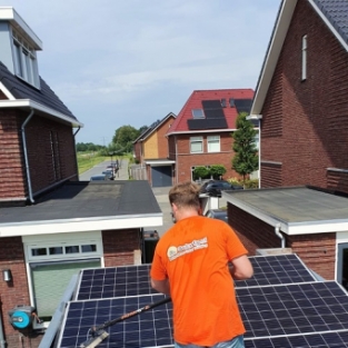 Zonnepanelen schoonmaken en onderhouden woning Obdam Augustus 2020