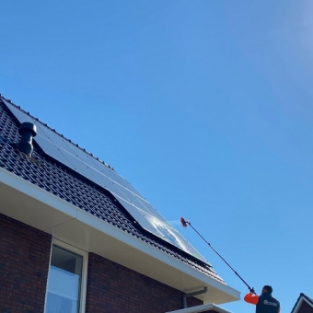 Kunststof- en zonnepanelen reiniging rondom gehele woning Bergen aan Zee April 2021