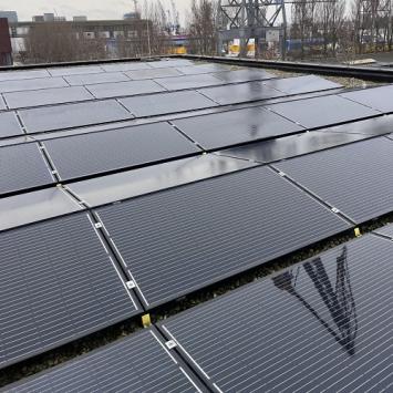 Reinigen gevelplaten en zonnepanelen Stadsarchief Amsterdam Januari 2023