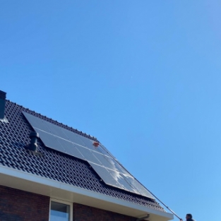 Kunststof- en zonnepanelen reiniging rondom gehele woning Bergen aan Zee April 2021