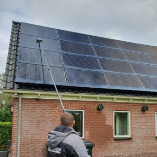 Schoonmaken houtwerk buitenzijde woning particulier Hoogwoud Oktober 2020