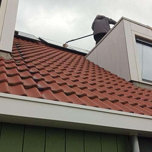 Reinigen dakkapel, dakgoot en  zonnepanelen Zaandam oktober 2025