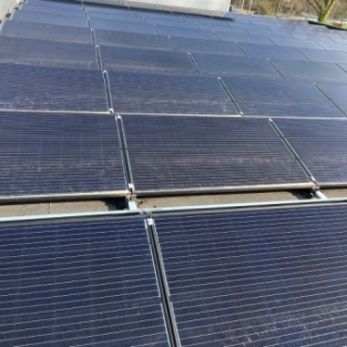 Reiniging installatie met zonnepanelen Apeldoorn i.s.m. DNR Electro Alkmaar April 2022