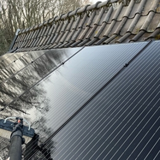 Dakpannen reiniging en zonnepanelen schoonmaak bij particulier in Egmond Maart 2022
