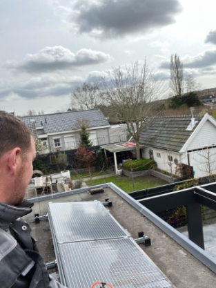 Zonnepanelen reiniging voor bewoners complete nieuwbouw straat Assendelft Juni 2020