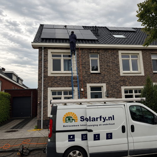 Hazerswoude-Dorp Reiniging boeidelen zonnepanelen en dakgootrand Juni 2026