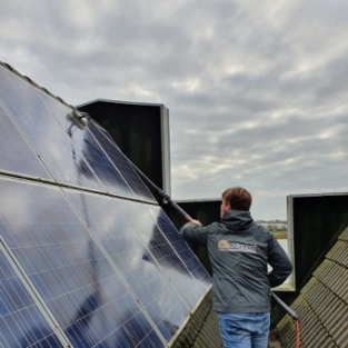 Schoonmaken zonnepanelen en frame woning Heerhugowaard Zuid Oktober 2020