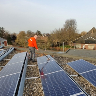 Reiniging buitenzijde schoolgebouw Akersloot Noord Holland februari 2021