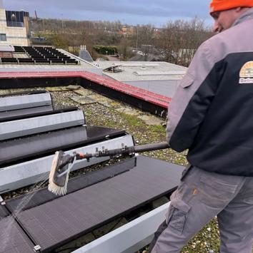 Schoonmaken zonnepanelen en controle omvormers Alkmaar December 2023