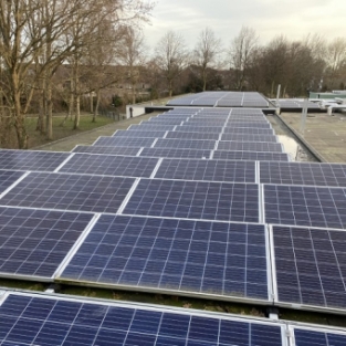 Schoonmaken buitenzijde en zonnepanelen schoolgebouw Heiloo februari 2021