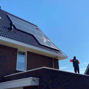 Kunststof- en zonnepanelen reiniging rondom gehele woning Bergen aan Zee April 2021