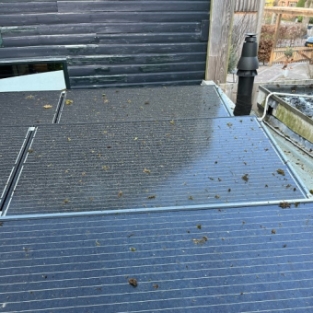 Dakpannen reiniging en zonnepanelen schoonmaak bij particulier in Egmond Maart 2022