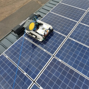 Reiniging zonnepanelen met reinigingsrobot Agriport Middenmeer januari 2021