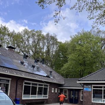 Schoonmaken houtwerk, kunststof, dakbedekking en meer school Heiloo Mei 2023