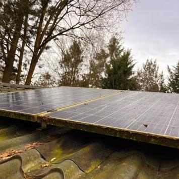 Reinigen buitenzijde bungalow inclusief zonnepanelen Hensbroek januari 2024
