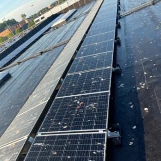 Reinigen van 400 zonnepanelen bedrijfspand industrieterrein Obdam Augustus 2022
