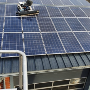 Reiniging zonnepanelen met reinigingsrobot Agriport Middenmeer januari 2021